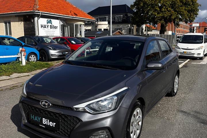 Grå Hyundai i20 fra 2020