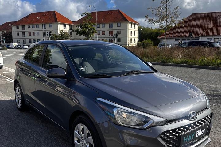 Grå Hyundai i20 fra 2020