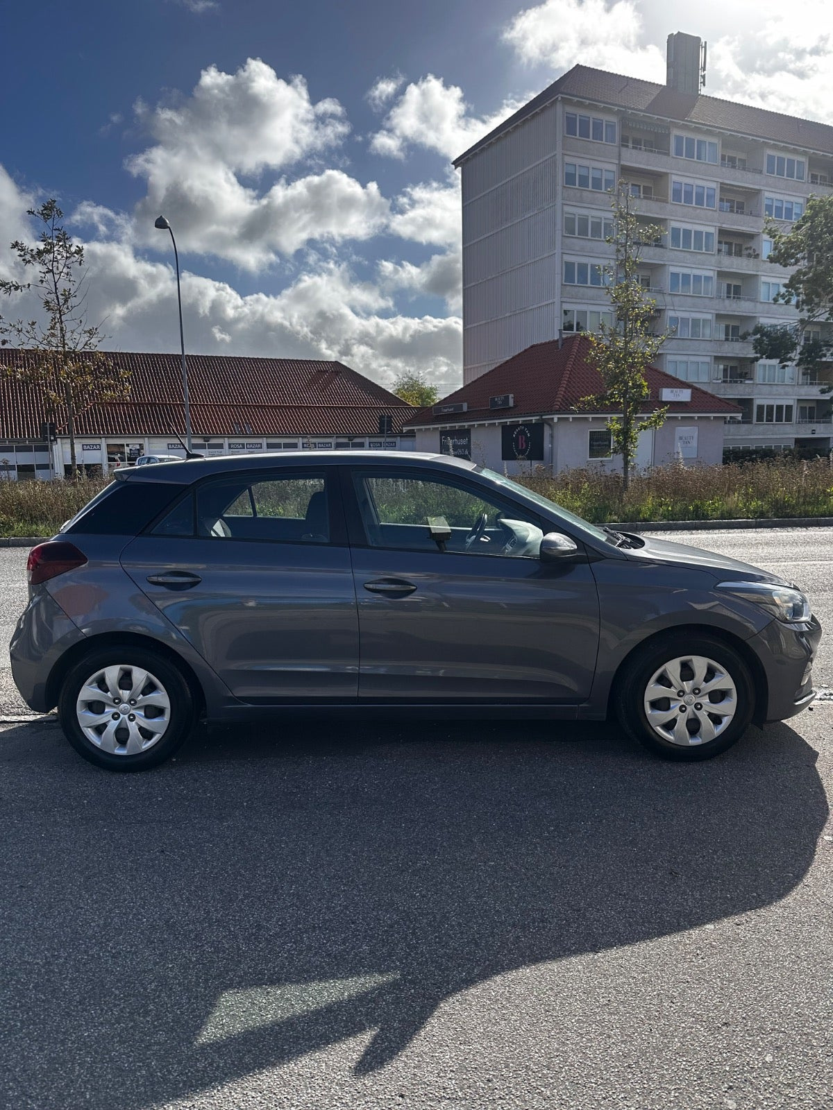 Grå Hyundai i20 fra 2020