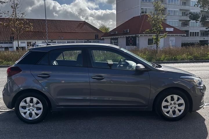 Grå Hyundai i20 fra 2020
