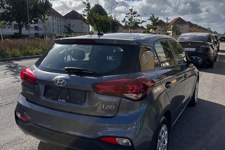 Grå Hyundai i20 fra 2020