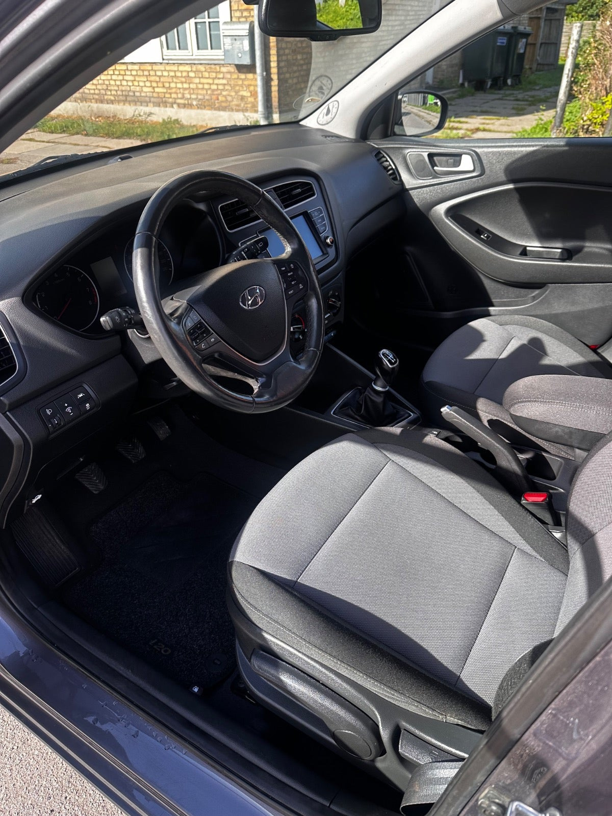 Grå Hyundai i20 fra 2020