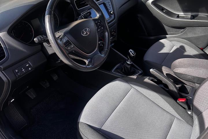 Grå Hyundai i20 fra 2020