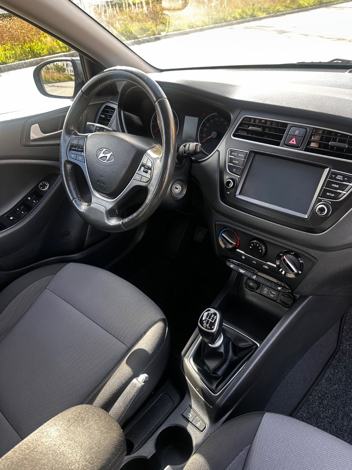 Grå Hyundai i20 fra 2020