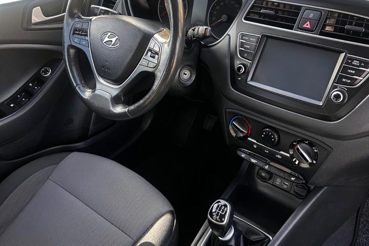 Grå Hyundai i20 fra 2020