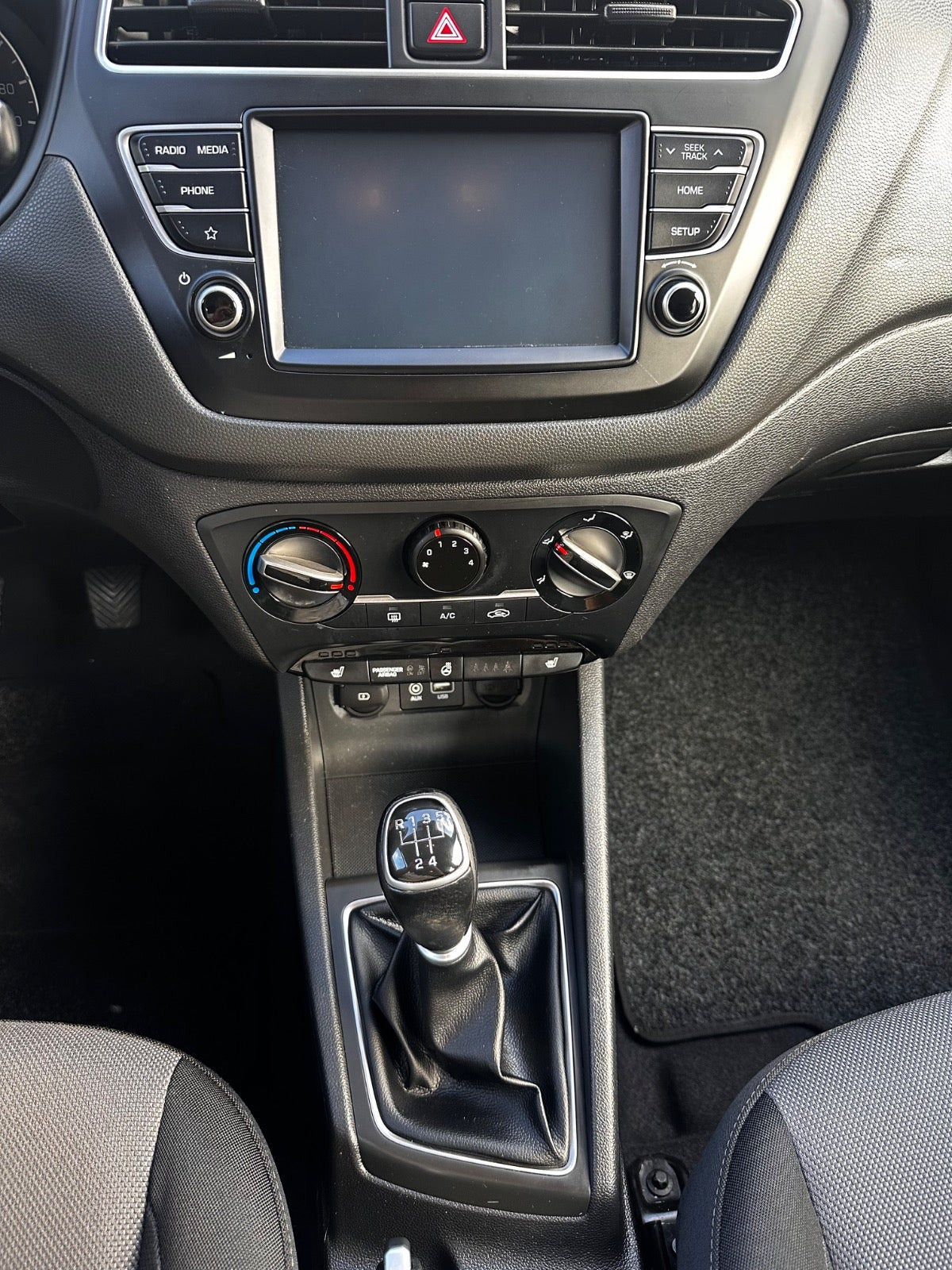 Grå Hyundai i20 fra 2020