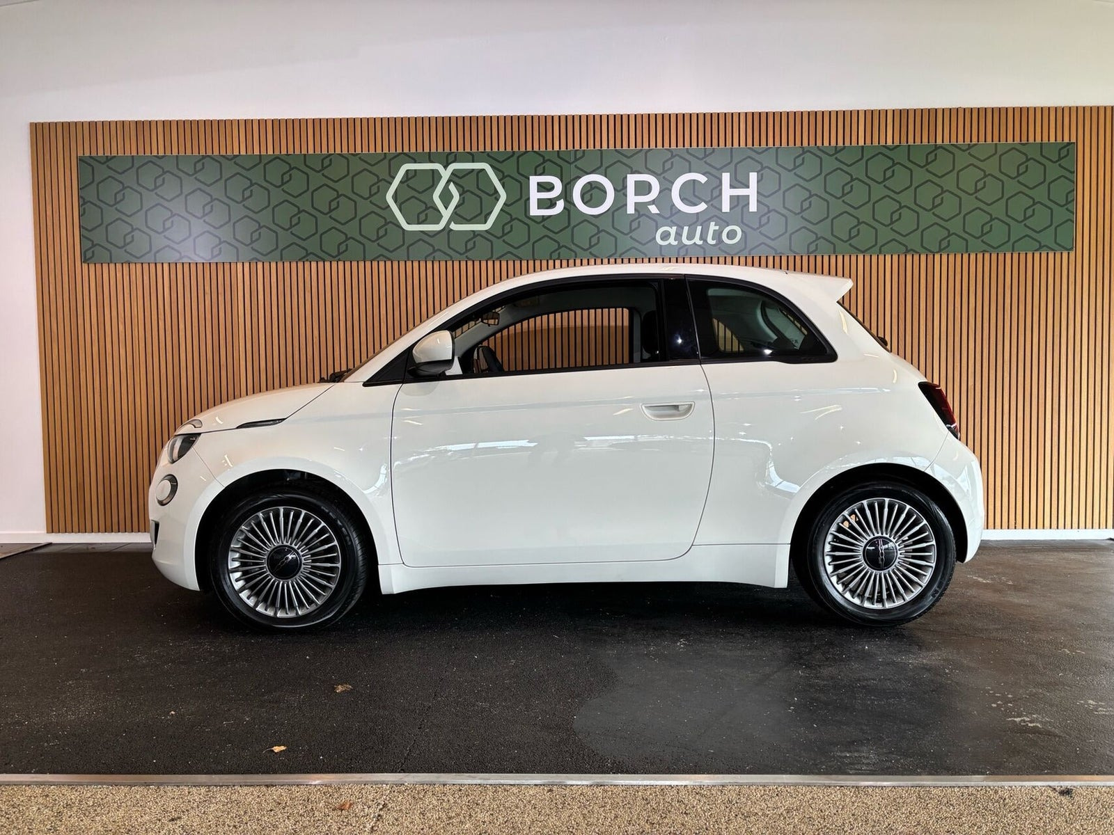Hvid Fiat 500e fra 2023