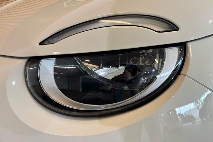 Hvid Fiat 500e fra 2023