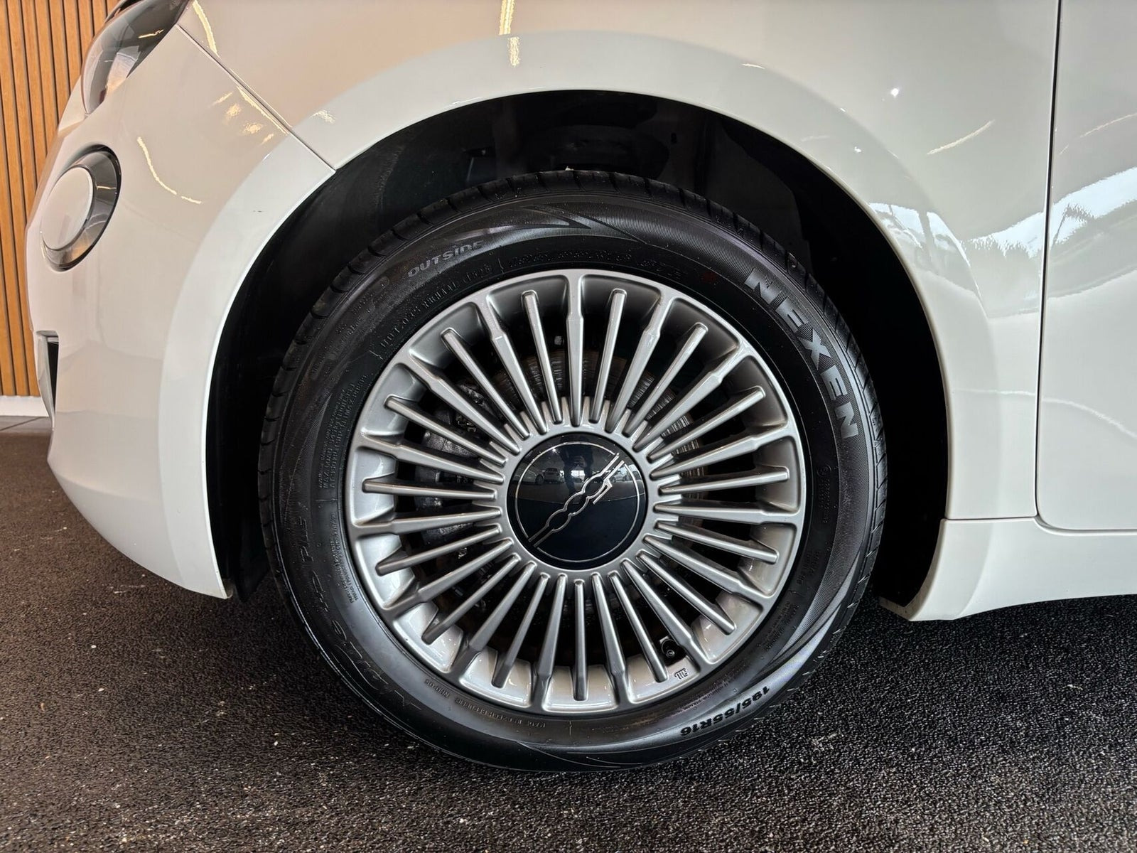 Hvid Fiat 500e fra 2023