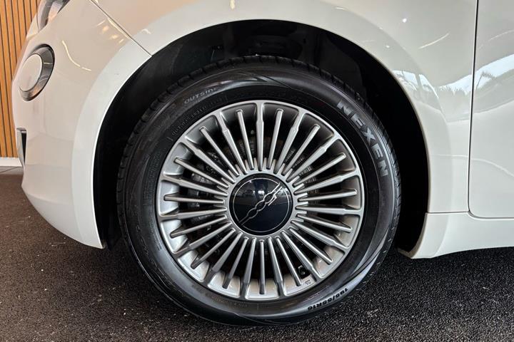 Hvid Fiat 500e fra 2023