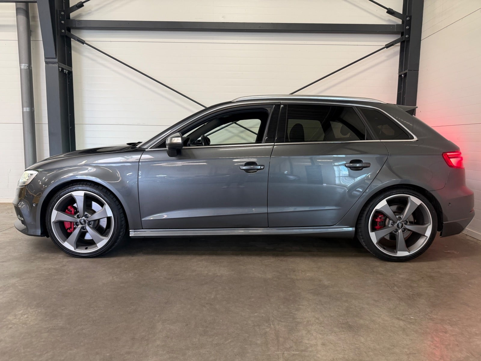 Grå Audi S3 fra 2018