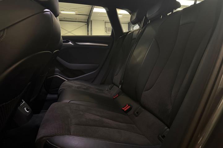 Grå Audi S3 fra 2018