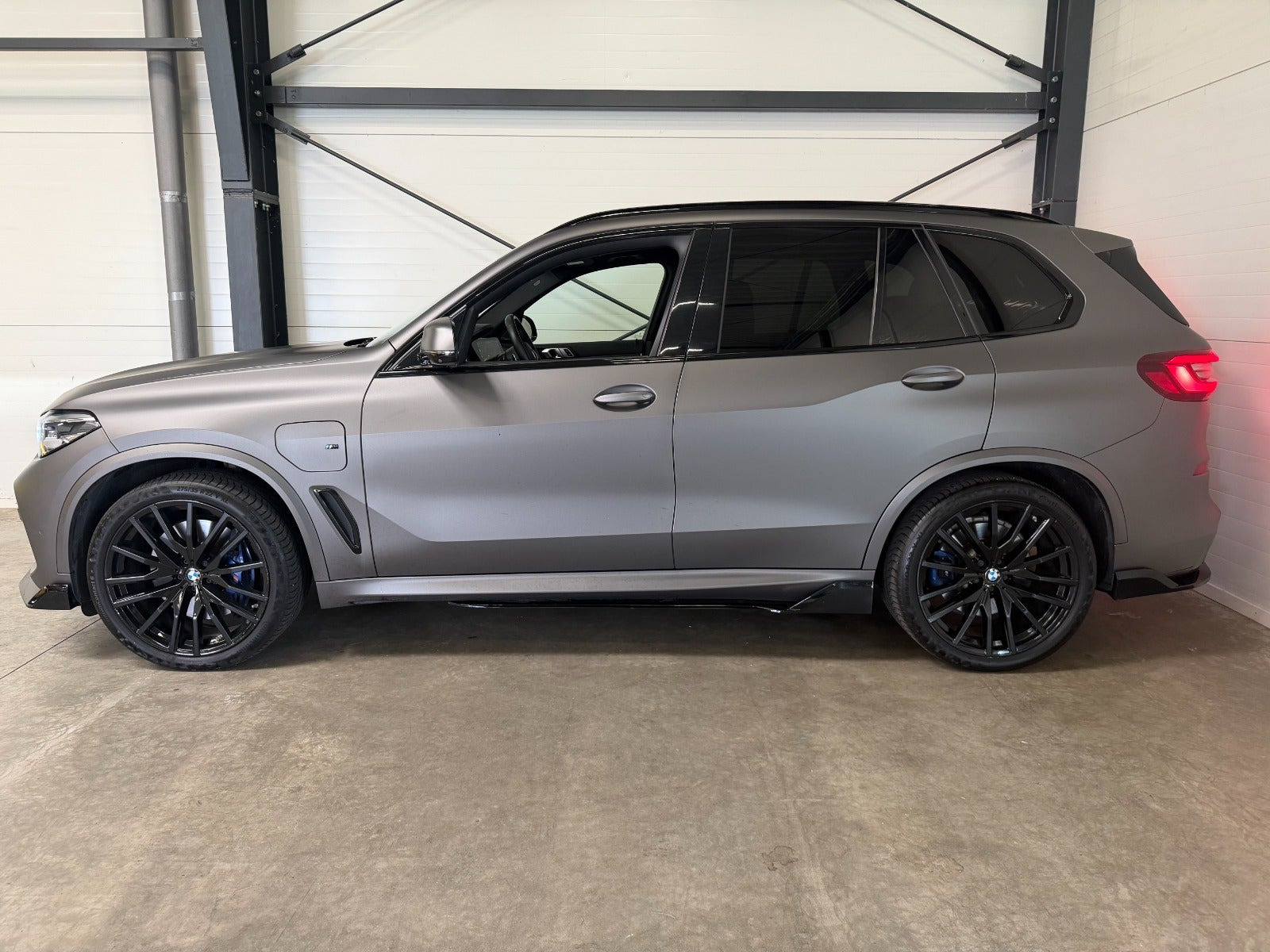 Grå BMW X5 fra 2020