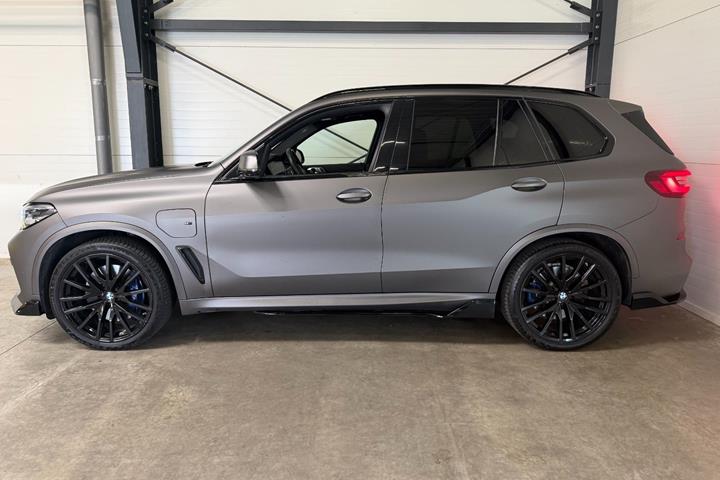 Grå BMW X5 fra 2020