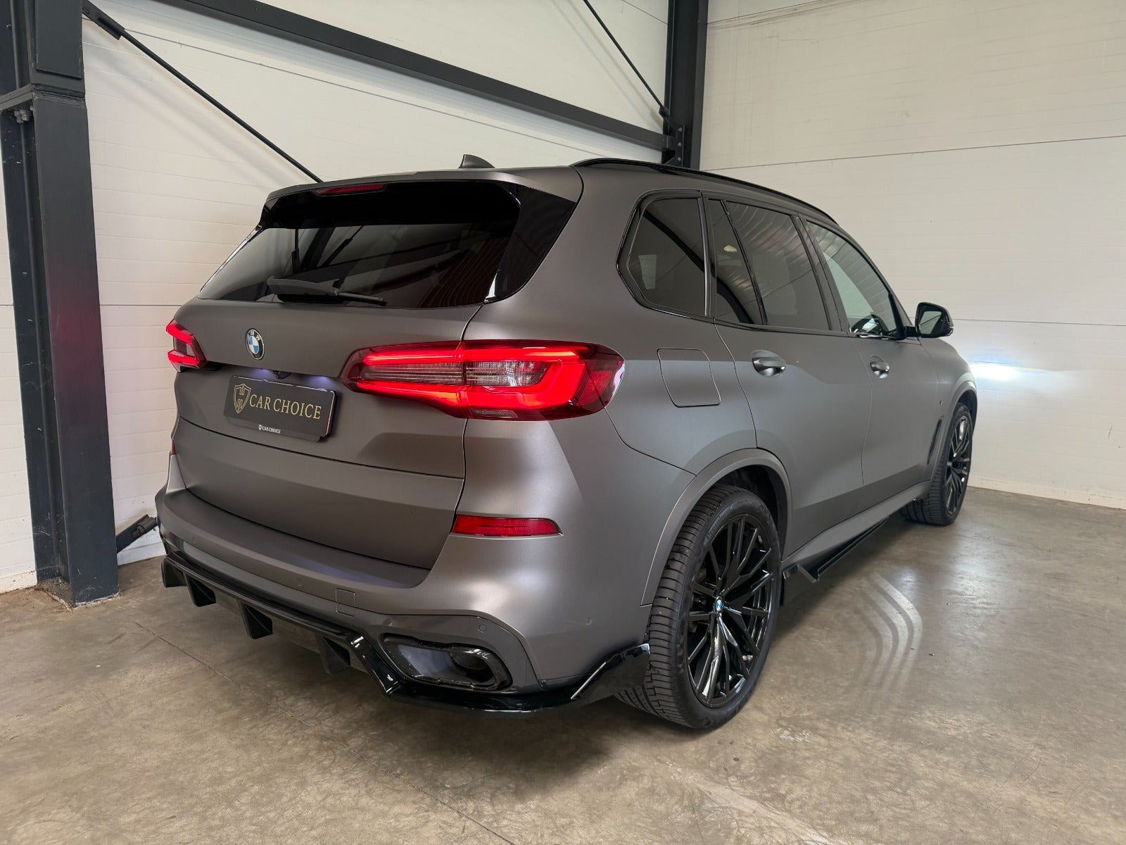 Grå BMW X5 fra 2020