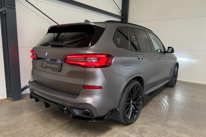 Grå BMW X5 fra 2020