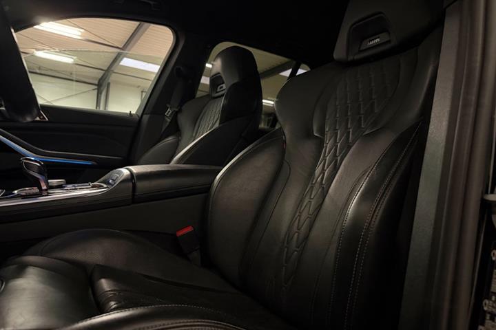 Grå BMW X5 fra 2020