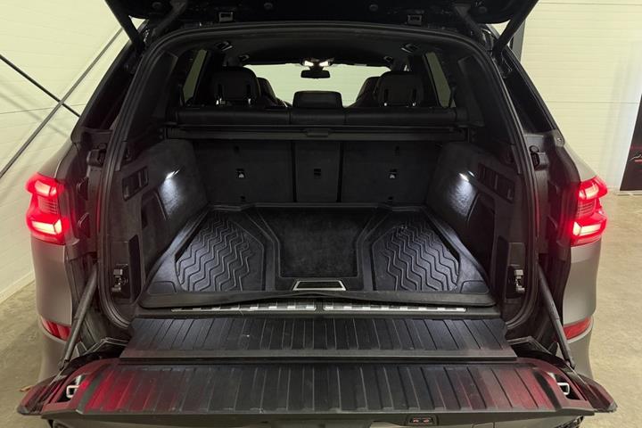 Grå BMW X5 fra 2020