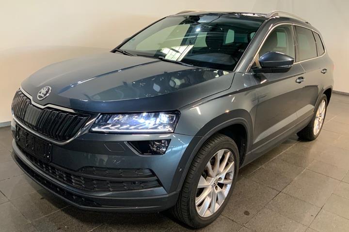 Grå Skoda Karoq fra 2021 set udefra