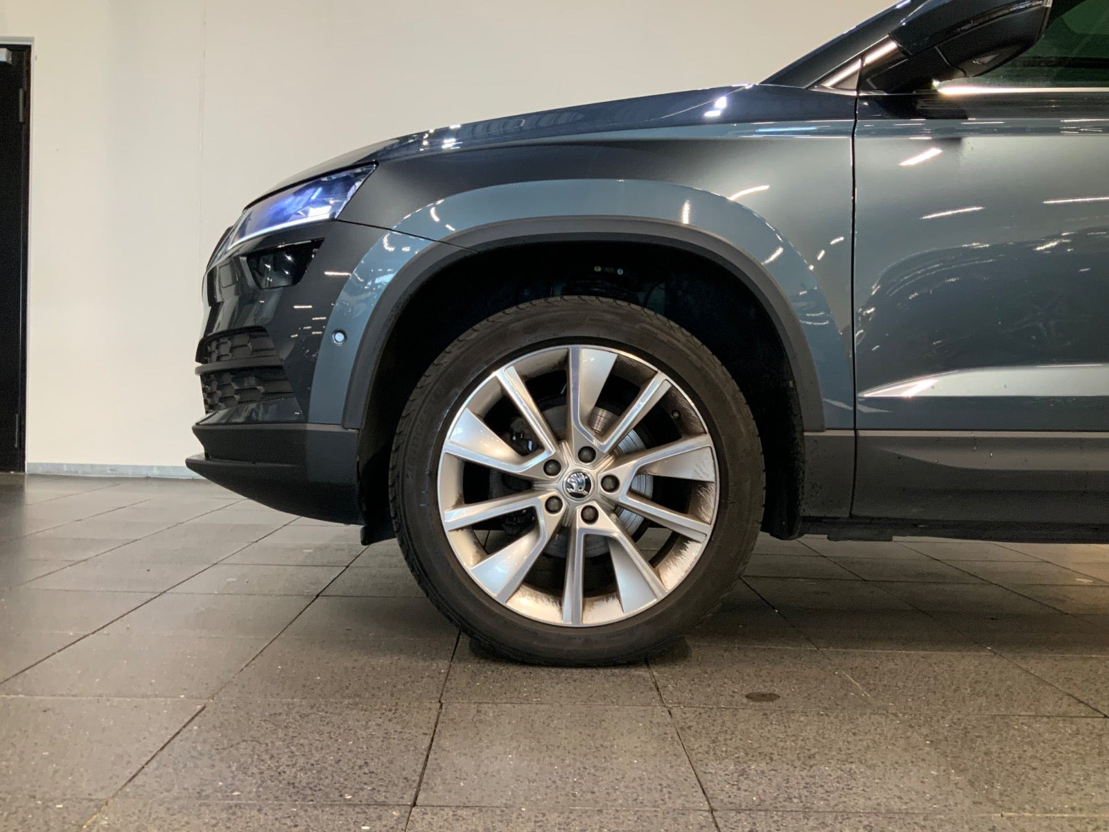 Grå Skoda Karoq fra 2021