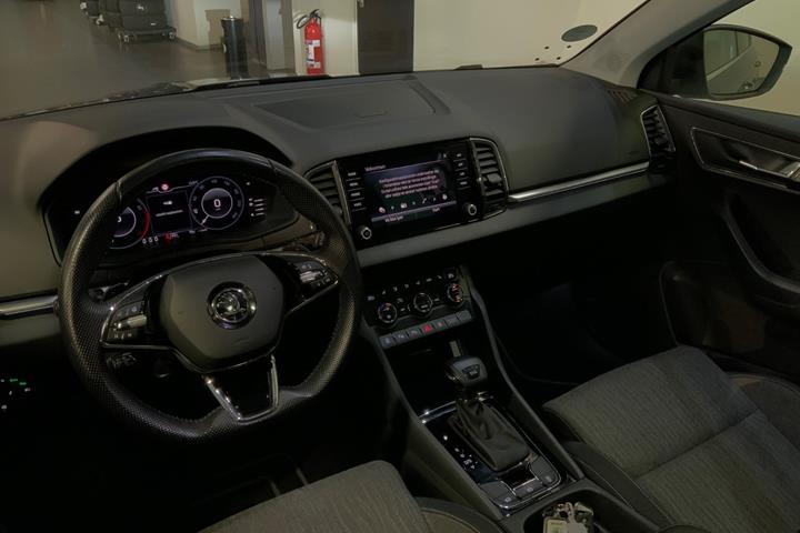 Grå Skoda Karoq fra 2021
