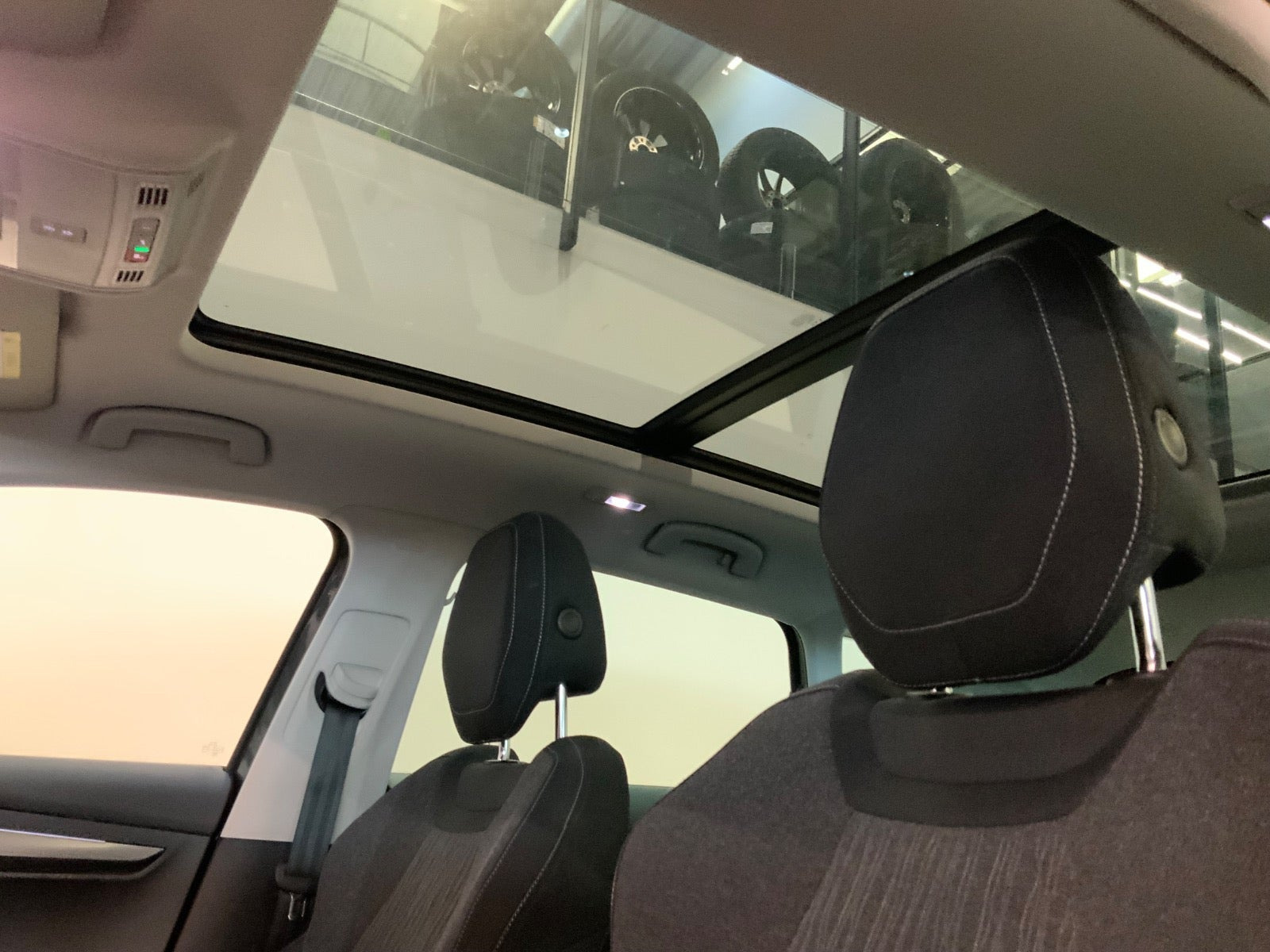 Grå Skoda Karoq fra 2021