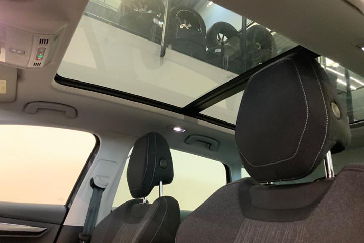 Grå Skoda Karoq fra 2021