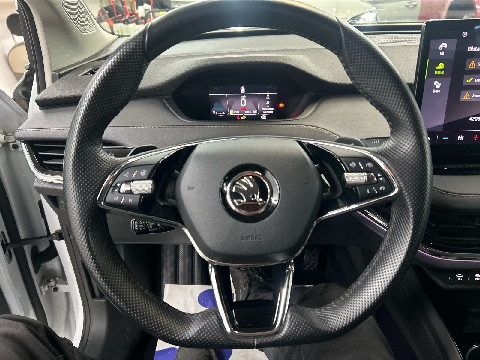 Hvid Skoda Enyaq fra 2021