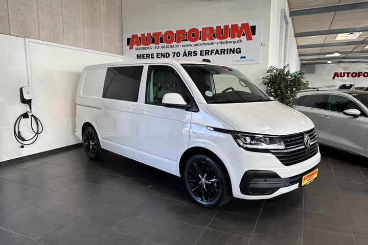 Hvid VW Transporter fra 2022 set udefra