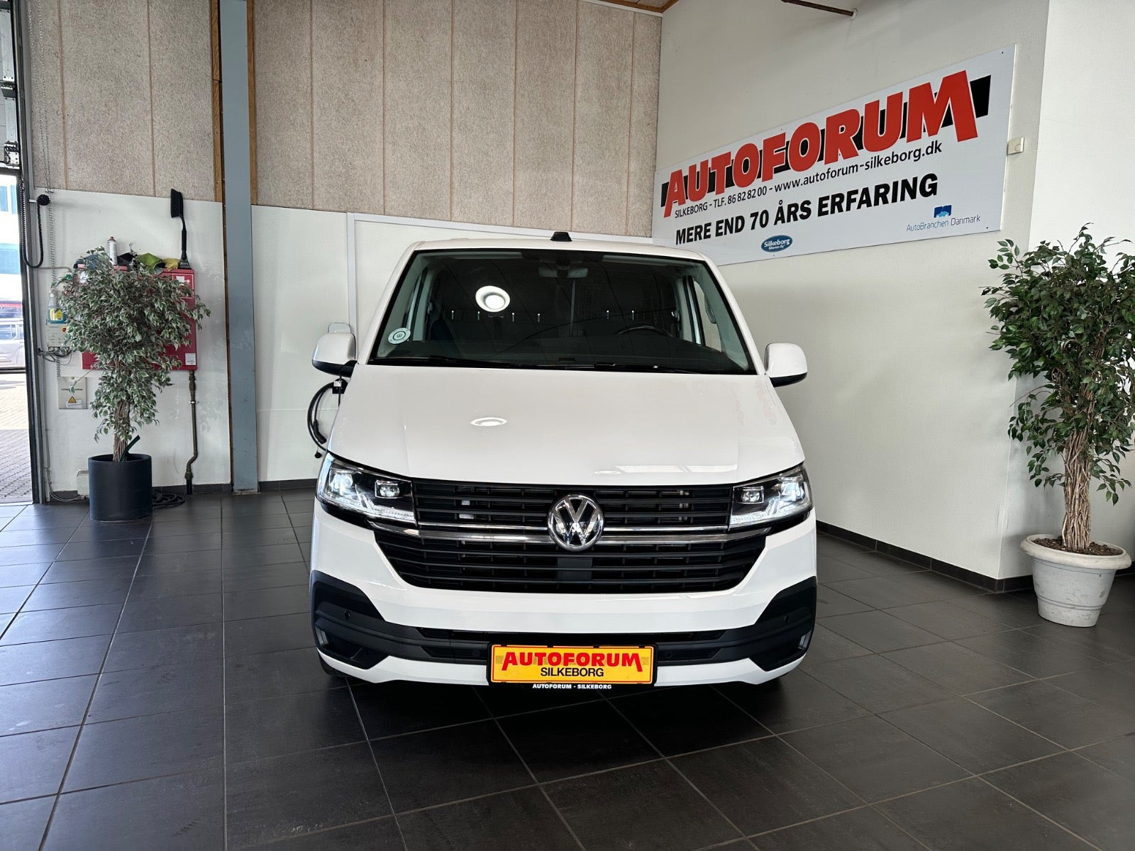 Hvid VW Transporter fra 2022