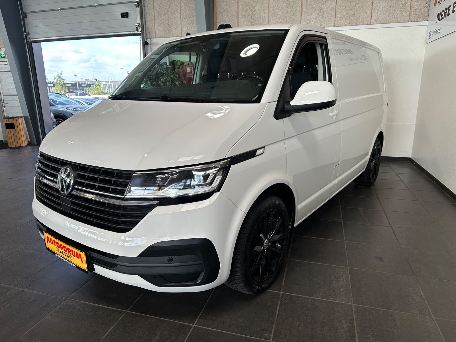Hvid VW Transporter fra 2022