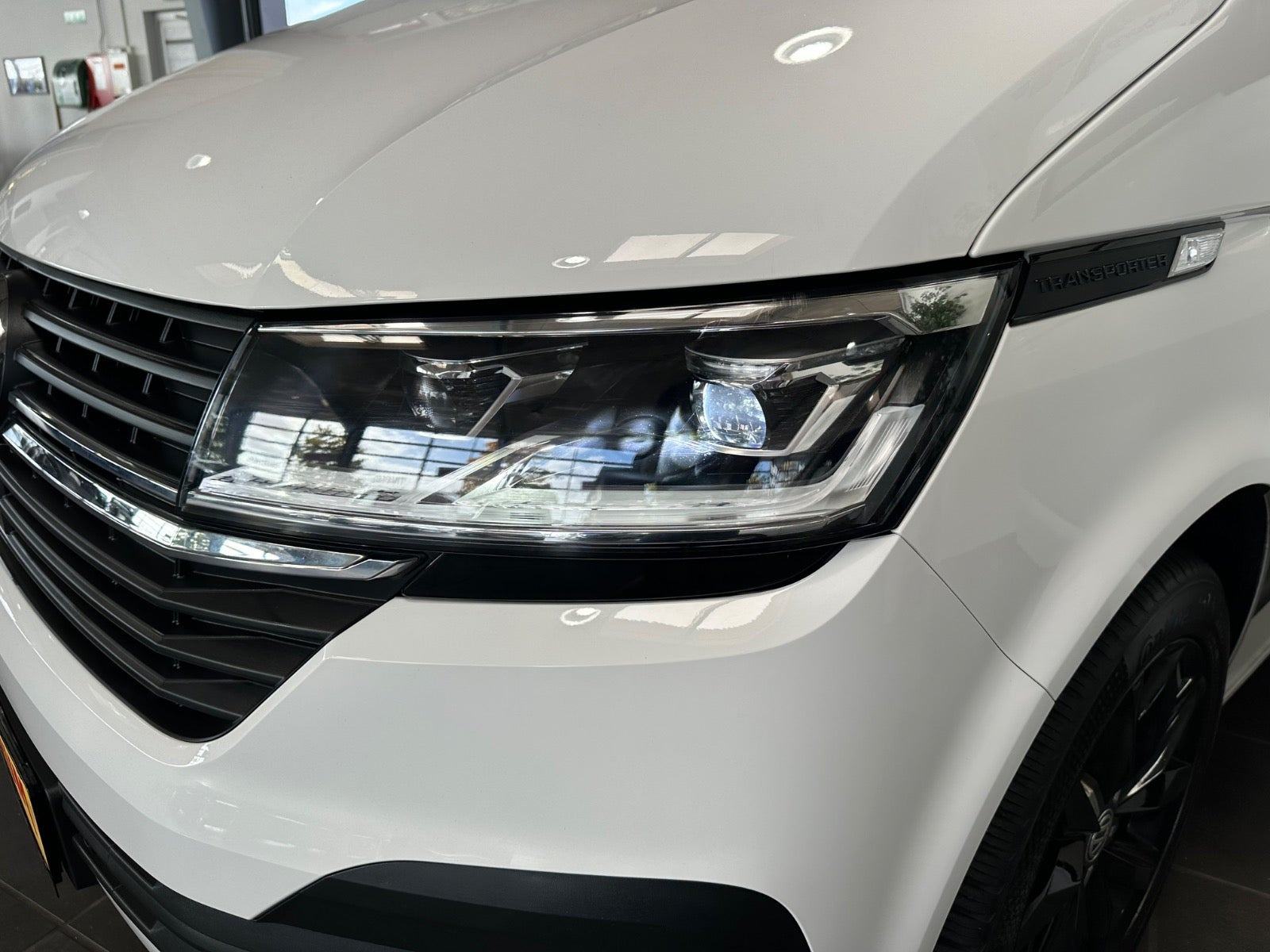 Hvid VW Transporter fra 2022