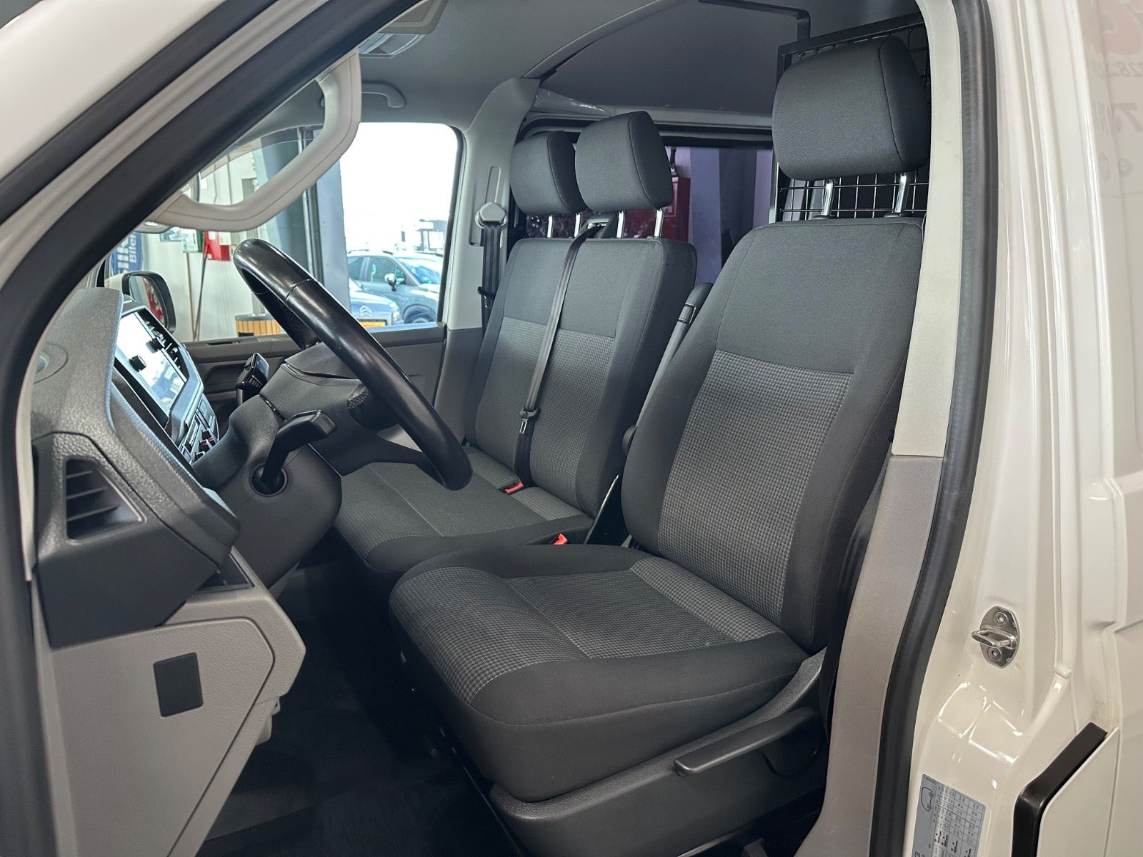 Hvid VW Transporter fra 2022