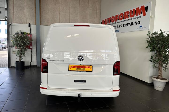 Hvid VW Transporter fra 2022
