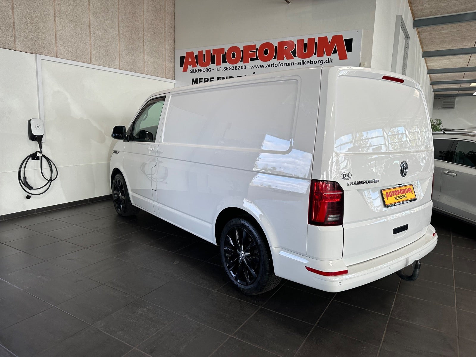 Hvid VW Transporter fra 2022