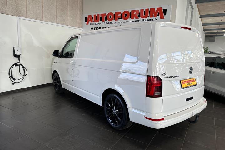 Hvid VW Transporter fra 2022