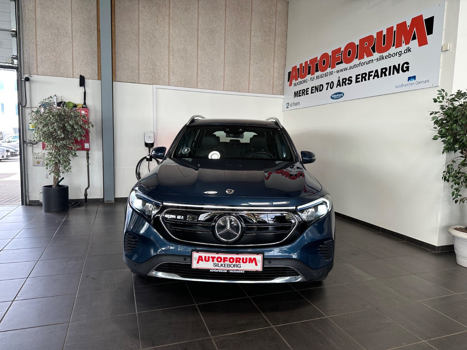 Blå Mercedes EQB300 fra 2023