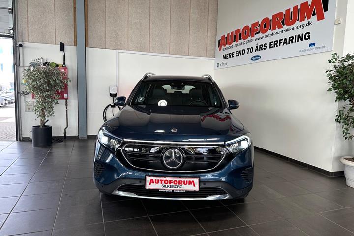 Blå Mercedes EQB300 fra 2023