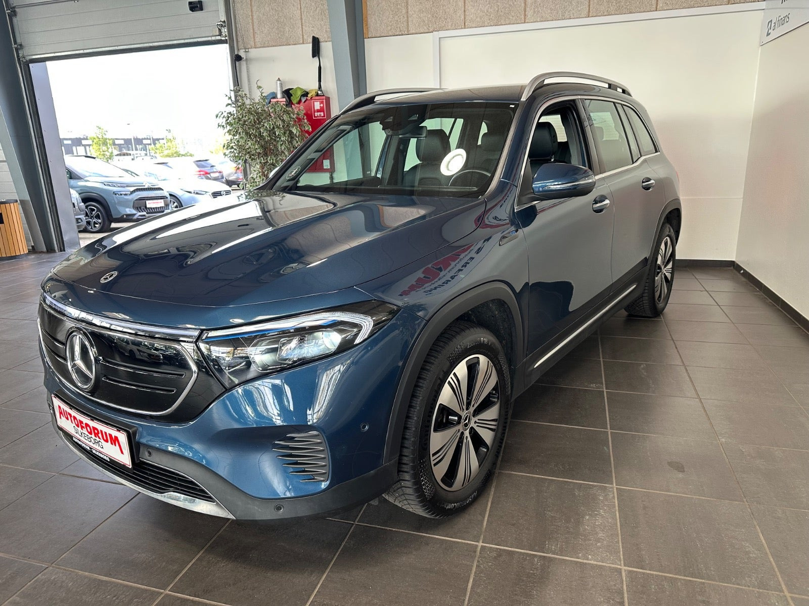 Blå Mercedes EQB300 fra 2023