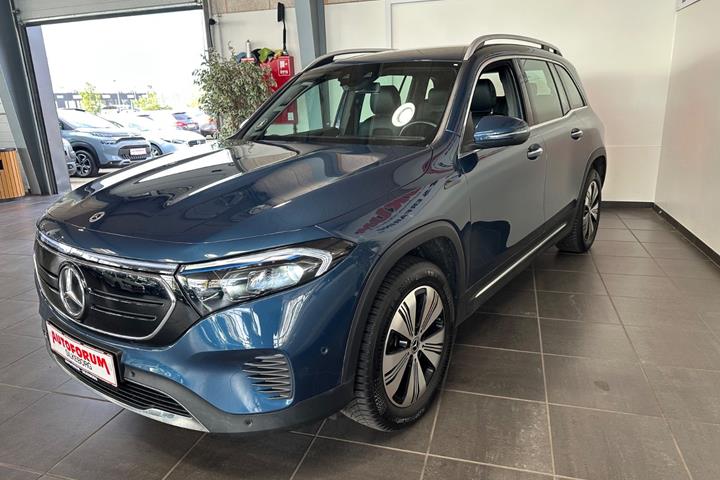 Blå Mercedes EQB300 fra 2023