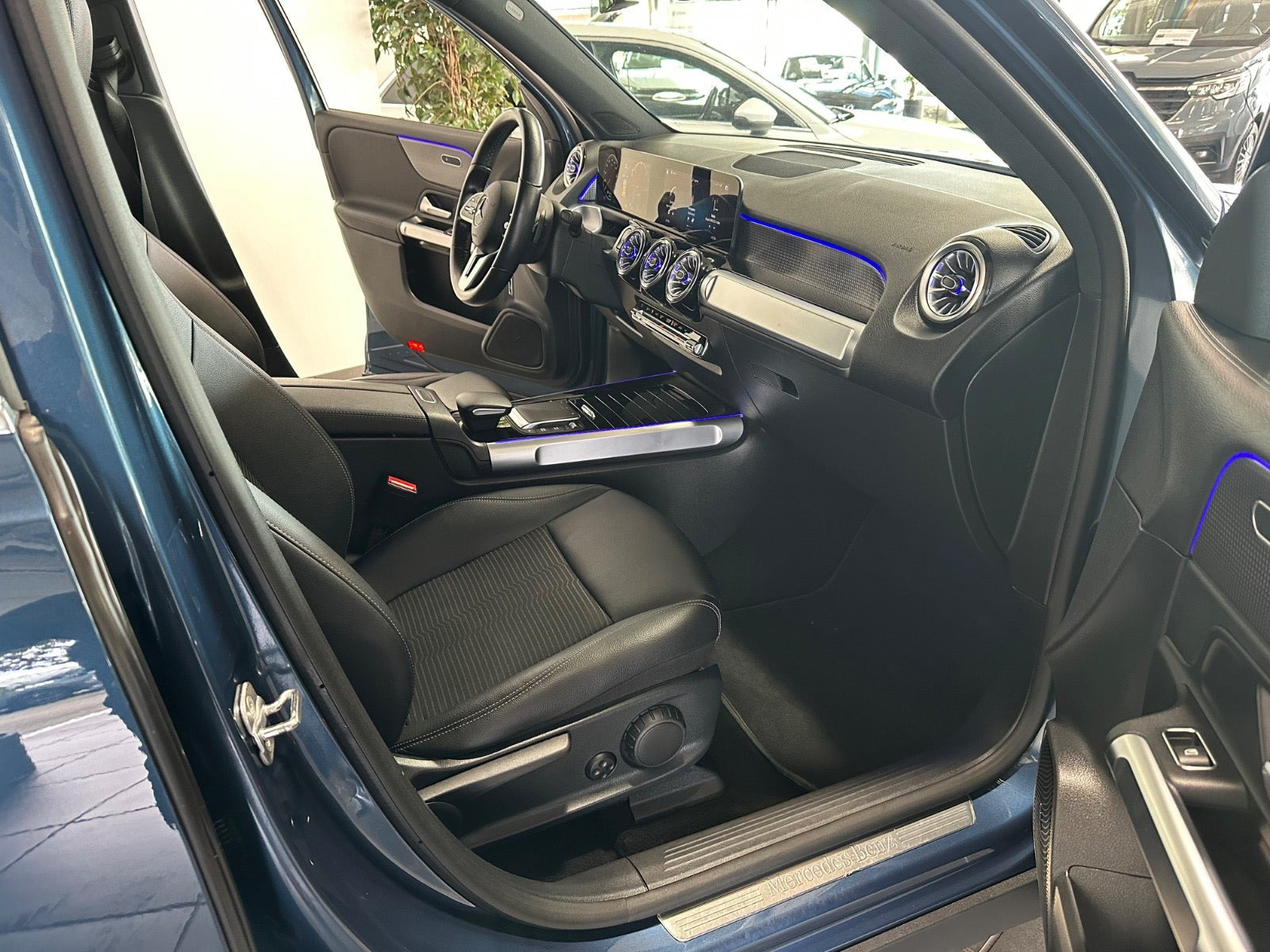 Blå Mercedes EQB300 fra 2023