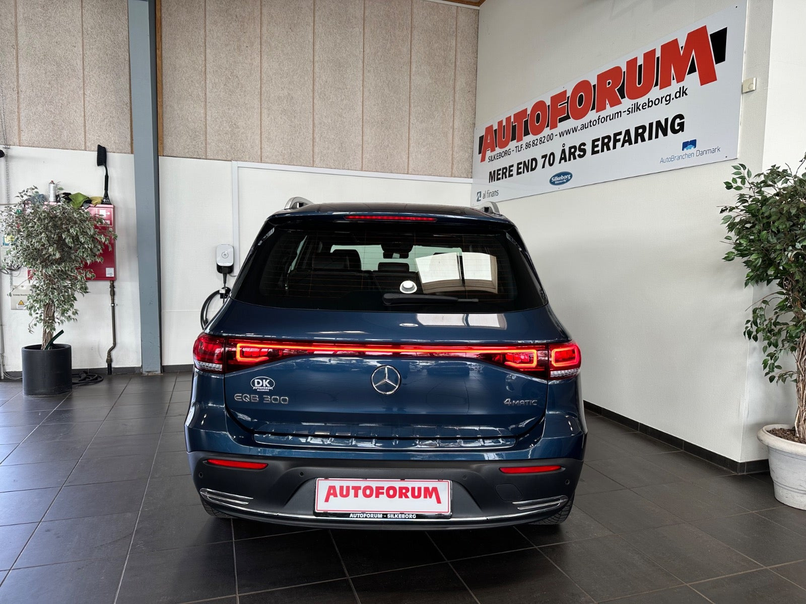 Blå Mercedes EQB300 fra 2023