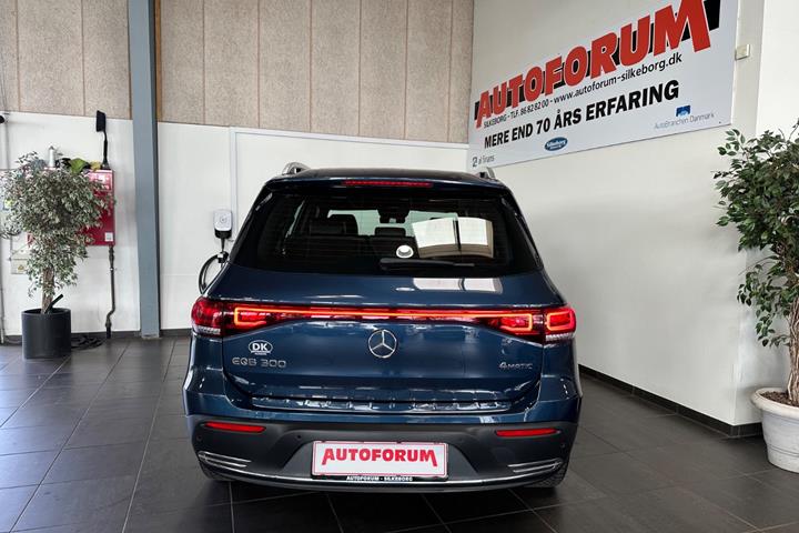 Blå Mercedes EQB300 fra 2023