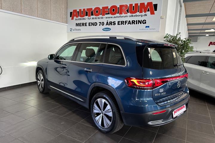 Blå Mercedes EQB300 fra 2023