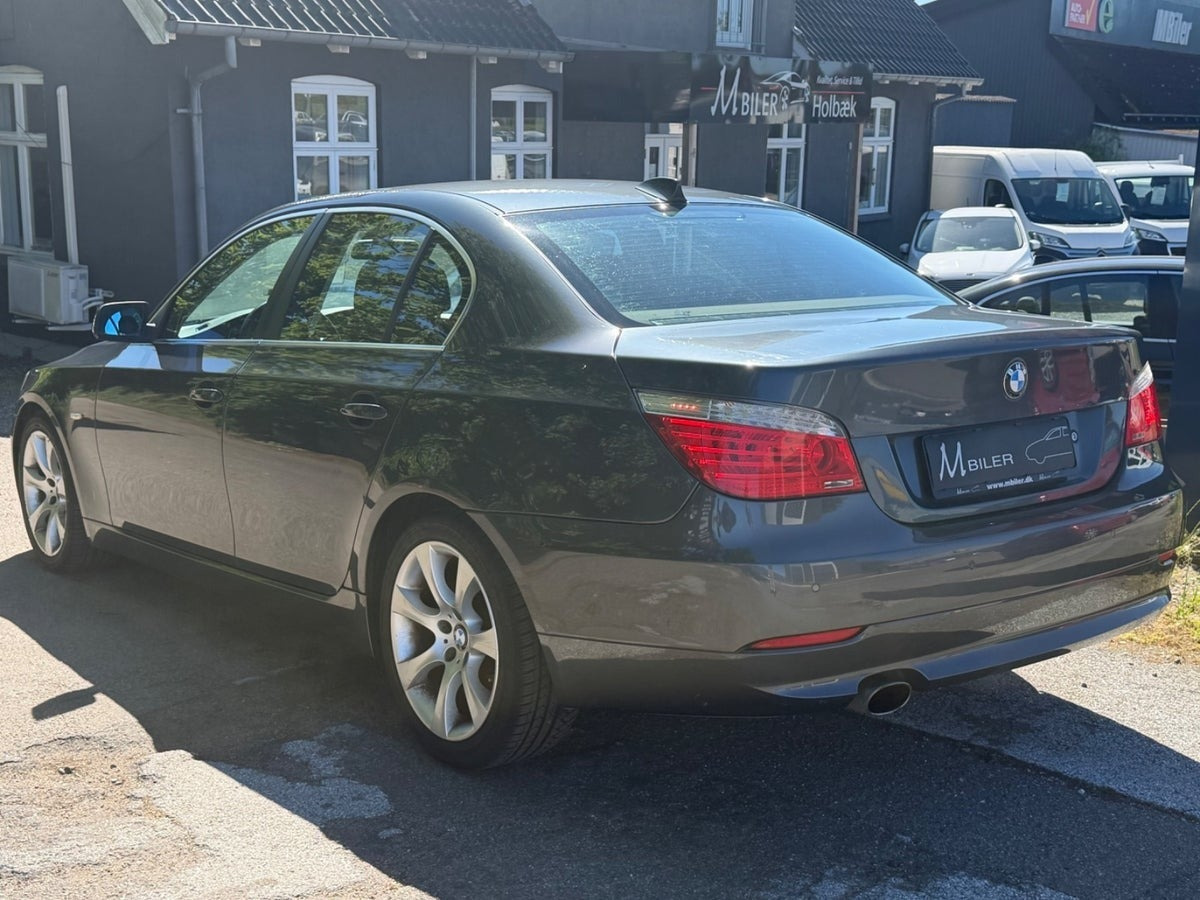 Grå BMW 520i fra 2008