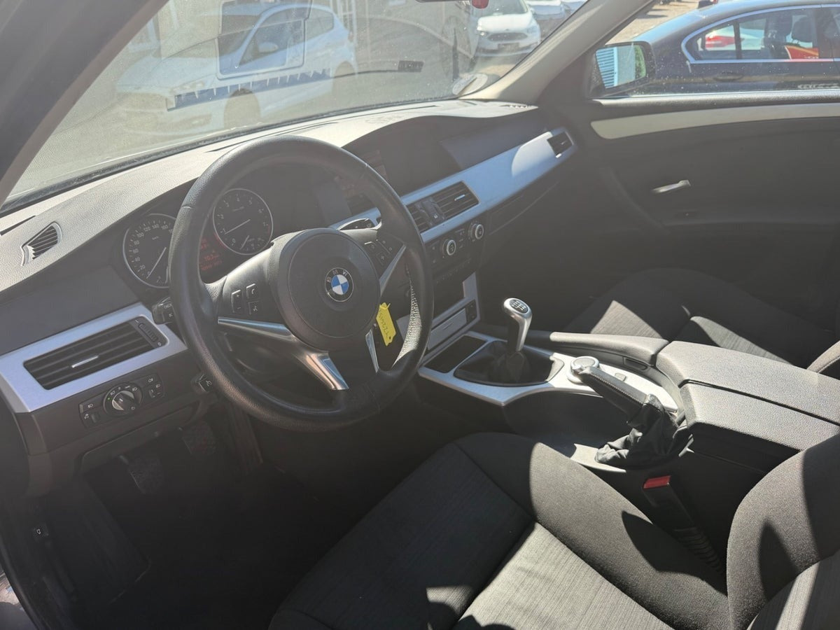 Grå BMW 520i fra 2008