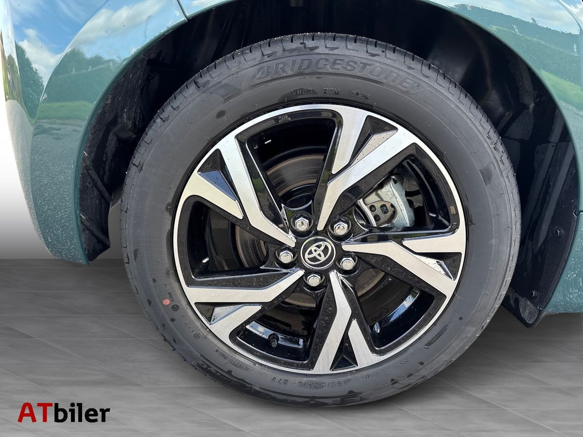 Grøn Toyota Yaris fra 2025