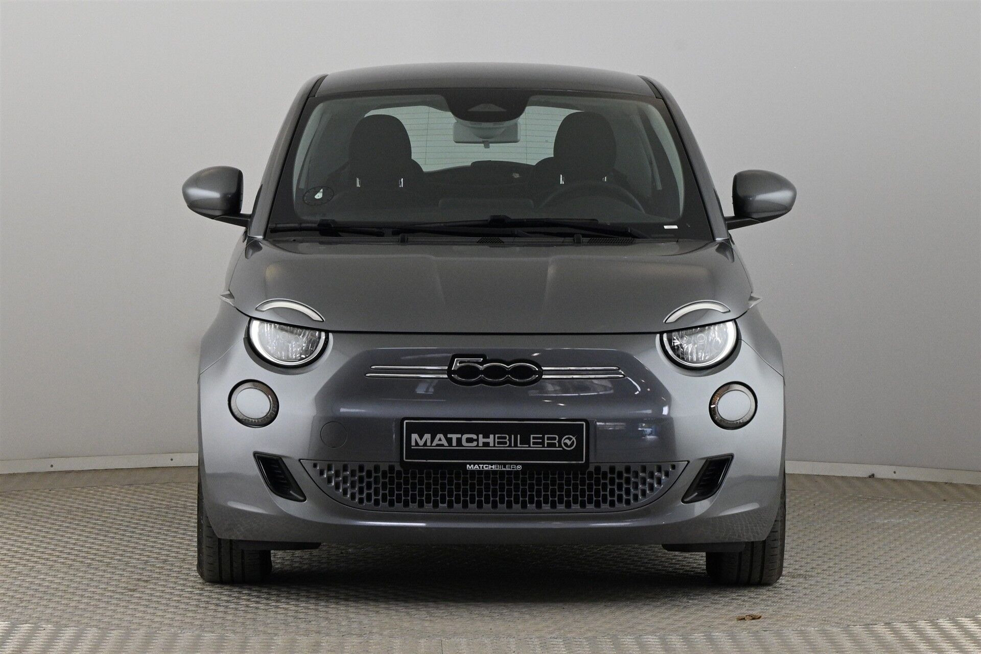 Grå Fiat 500e fra 2023