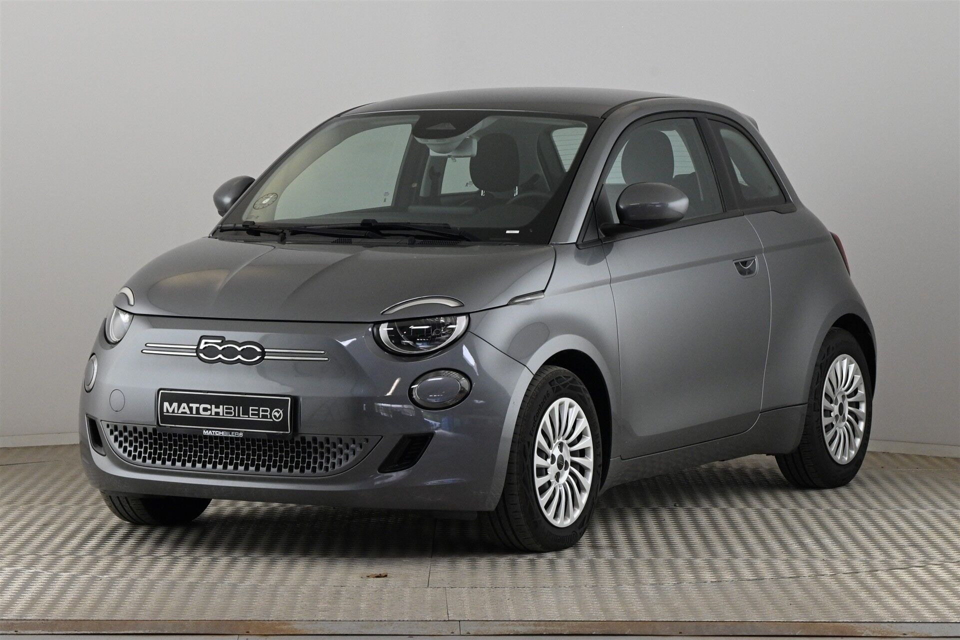 Grå Fiat 500e fra 2023