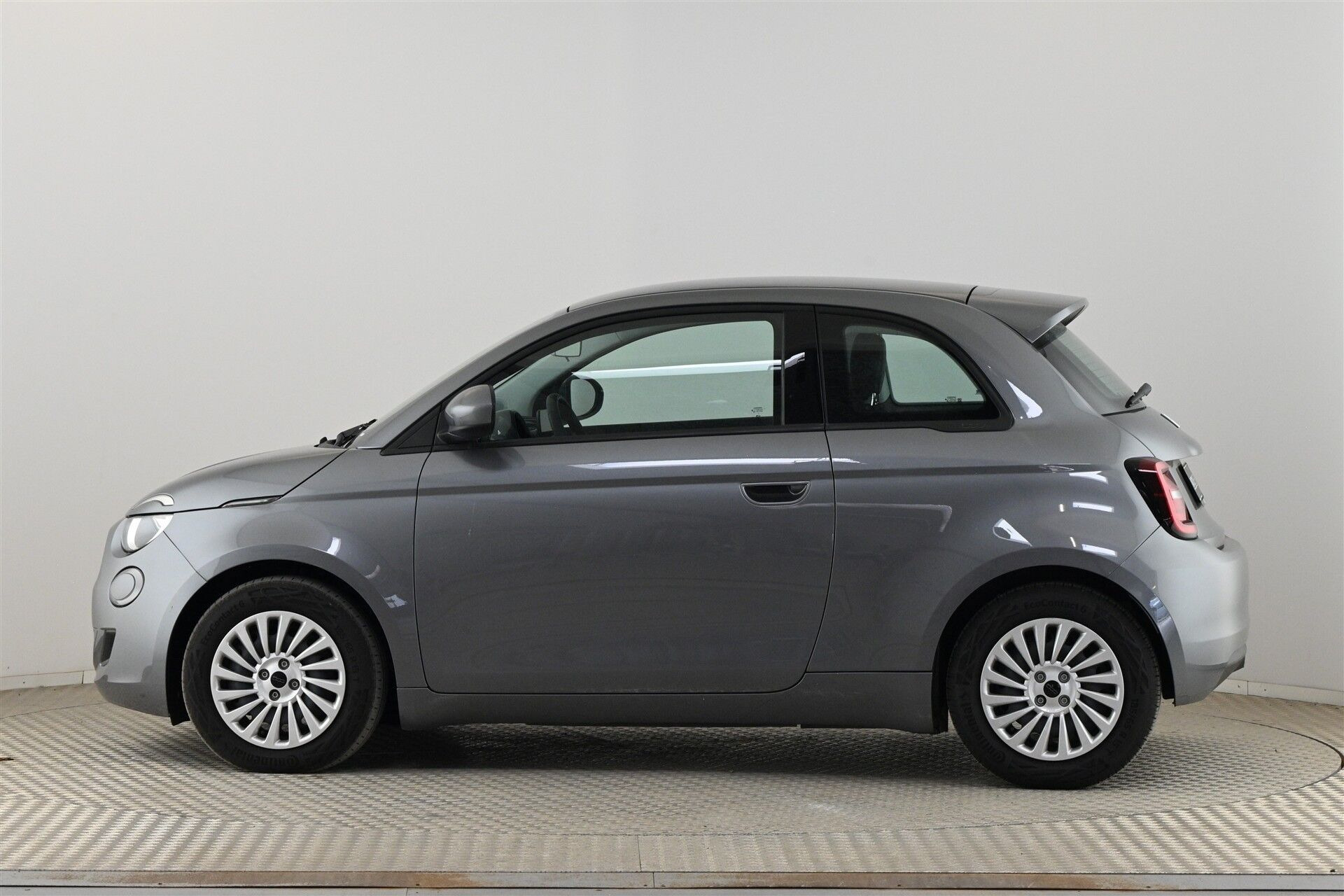 Grå Fiat 500e fra 2023